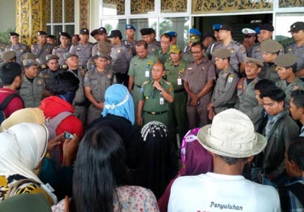 Ratusan Warga Teluk Meranti Demo Bupati Pelalawan