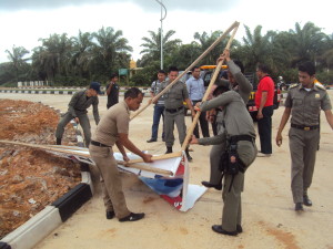 Panwaslu Rokan Hilir dan satuan terkait tertibkan alat peraga kampanye.| Dok. RiauFakta.com