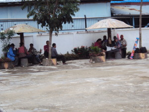 Warga yang melakukan aksi di depan kantor DPRD Rohil | Foto: Hendri.