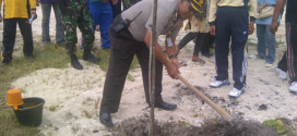 Turut Mendukung Penghijauan,Kapolsek Bukit Raya Tanam Pohon