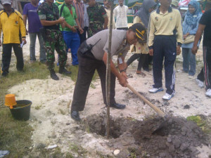 Kapolsek Bukit Raya, M Sembiring menanam pohon di pasar tradisional | Foto: HDin.