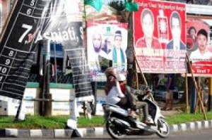 Reklame liar menjamur di jalan-jalan protokol di Kota Pekanbaru. | Dok. Antara.