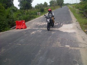 Jalan lintas Pakning - Dumai yang terlihat rusak | Dok. Riaugheadline.