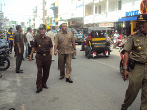 Bupati Rohil Annas Maamun didampingi Suandi Kadis DPKP sedang Crosschek di jl.Perdagangan kota Bagansiapiap