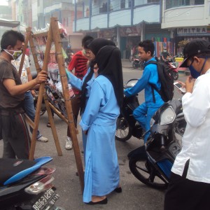 Terlihat dua orang pelajar  yang sedang membeli masker di dekat pasar Pelita Bagansiapiapi, Jumat (14/3) | Foto: Hendri.