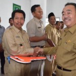 Bupati Bengkalis Serahkan 5 Mobil Ambulance dan 20 Jamkesda