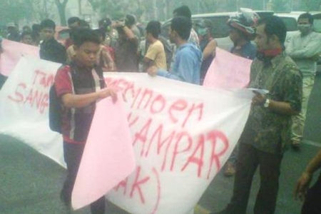 70demo-massa-gerak-Kejati-Riau