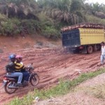 Warga Desa Tasik Serai Khawatir, Beberapa Titik Jalan Gajah Mada Kian Hancur