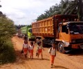 Jalan Gajah Mada Kian Hancur, Truk Pengangkut Material Distop Warga