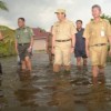 Wako Pekanbaru Bersama Dandim  0303 Wirabima Tinjau Korban Banjir