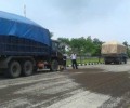 Dishub Dumai Tilang Truk Muatan Cangkang Sawit